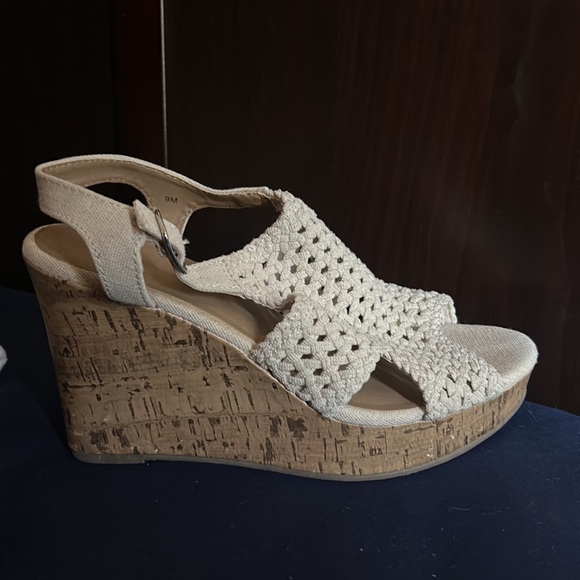 Size 9 Taffy wedges - Picture 2 of 4